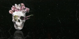 Skelethoved med blomster