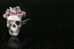 Skelethoved med blomster