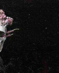 Skelethoved med blomster